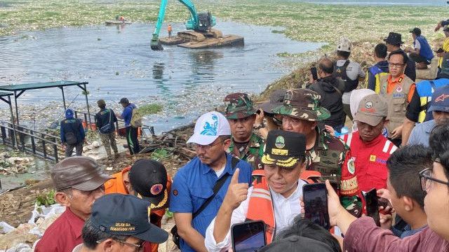 Sekda Jabar: Butuh Waktu 1,5 Bulan Bersihkan Sampah di Sungai Citarum