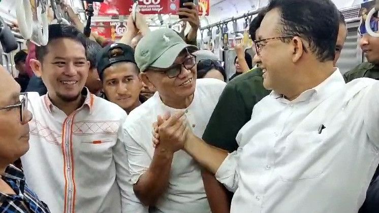 Kampanye Perdana, Anies Baswedan Naik KRL Bogor-Jakarta Sambil Sapa Warga