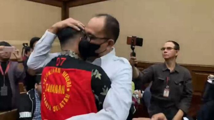 Momen Mario Dandy Berpelukan dengan Ayahnya Rafael Alun Trisambodo Saat Sidang di Pengadilan Tipikor Jakarta