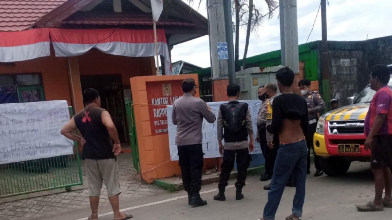 Sesalkan Pelayanan Lamban, Warga di Makassar Segel Kantor Lurah Rappokalling: Butuh Amplop Mungkin