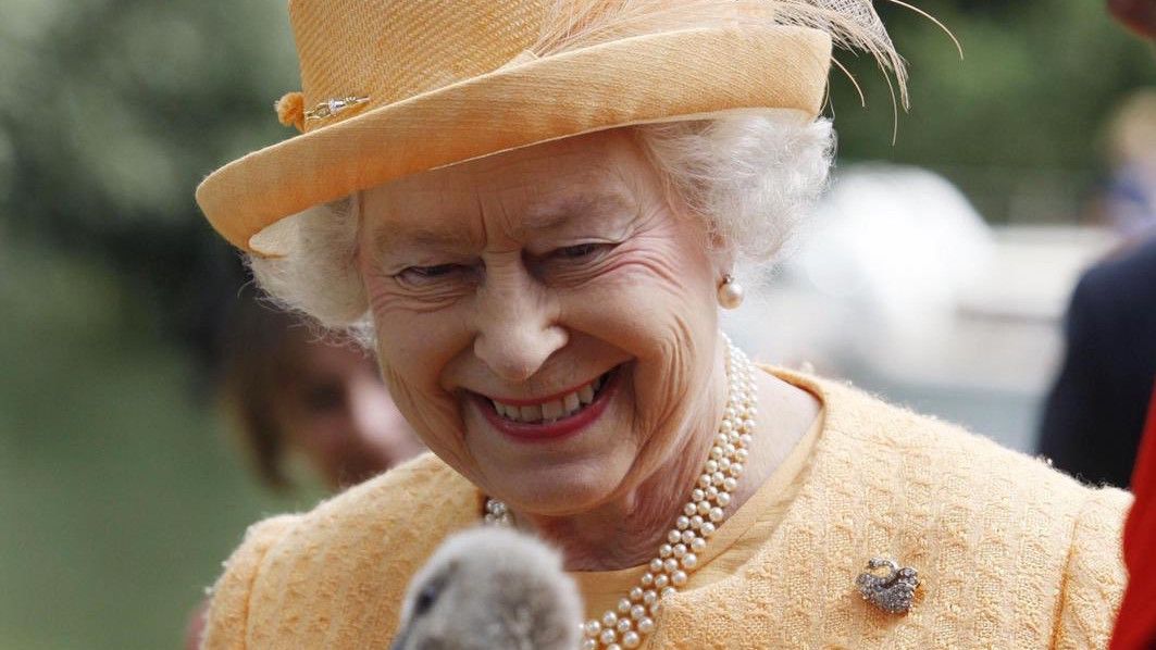 Terjawab! Ternyata Ini Alasan Ratu Inggris Selalu Pakai Kalung Mutiara