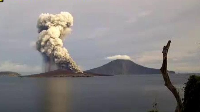 Penampakan Gunung Anak Krakatau Erupsi 9 Kali, Warga Diimbau Waspada