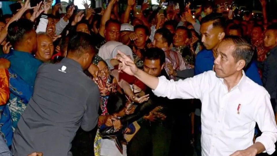 Jokowi-Iriana Bagi-bagi Kaus dan Perlengkapan Bayi di Salatiga