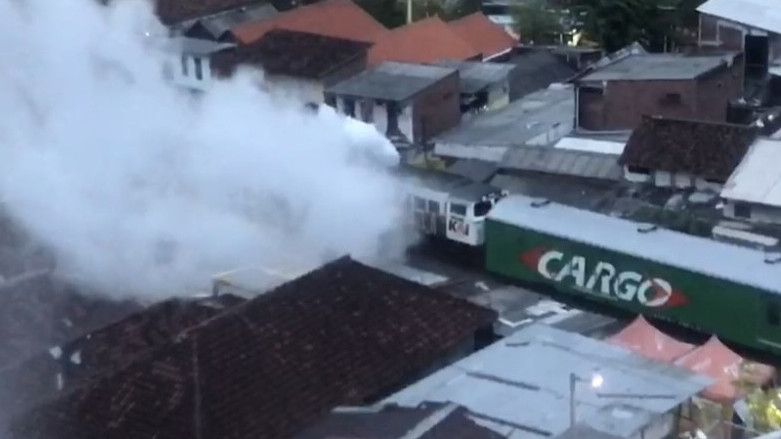 Pnampakan Kereta Api Wijaya Kusuma Keluarkan Asap Tebal di Stasiun Wonokromo Surabaya