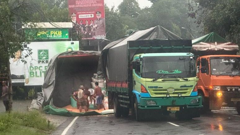 Kronologi Truk Bermuatan Jagung Terguling di Blitar Jatim