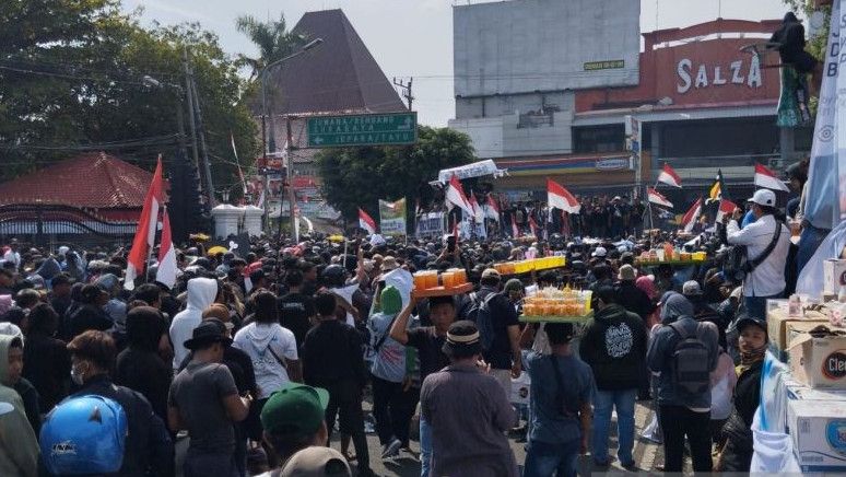 Demo Turunkan Bupati Pati Sudewo, Pengunjuk Rasa Ricuh dengan Polisi
