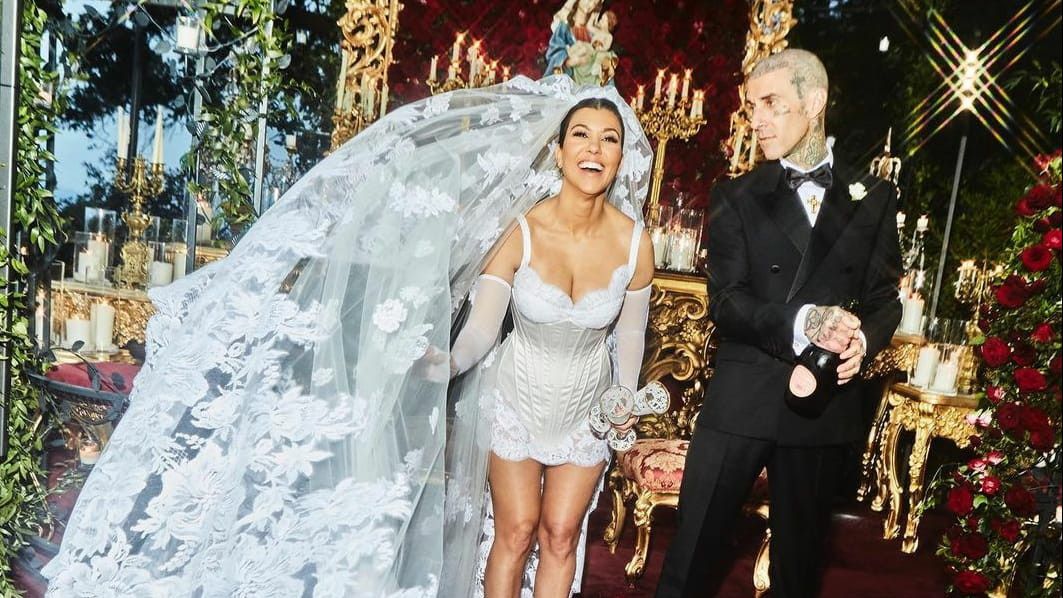 Menikah di Italia, Intip Momen Janji Suci Travis Barker dan Kourtney Kardashian yang Penuh Khidmat