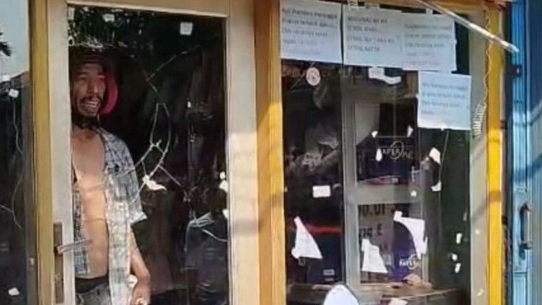 Detik-detik ODGJ Ngamuk dan Sandera Dua Anak Kandungnya di Ruko Pasar Rebo Jaktim