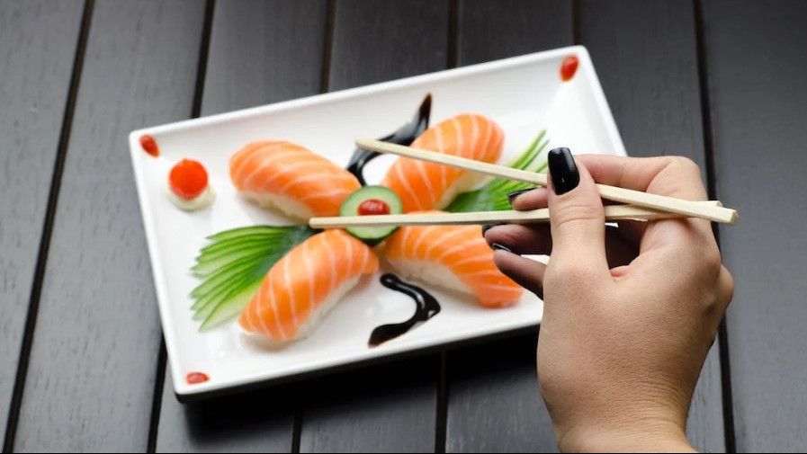 Inilah Cara Makan Sushi yang Benar, Jangan Hanya untuk Pamer di Instagram!