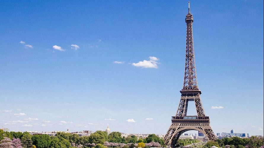 Tertidur Pulas di Menara Eiffel Akibat Mabuk, Dua Turis Amerika Serikat Terancam Dipidana