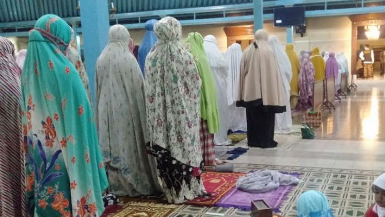 Momen Salat Tarawih Perdana di Masjid Agung Solo, Prokes Masih Ketat, Saf Berjarak