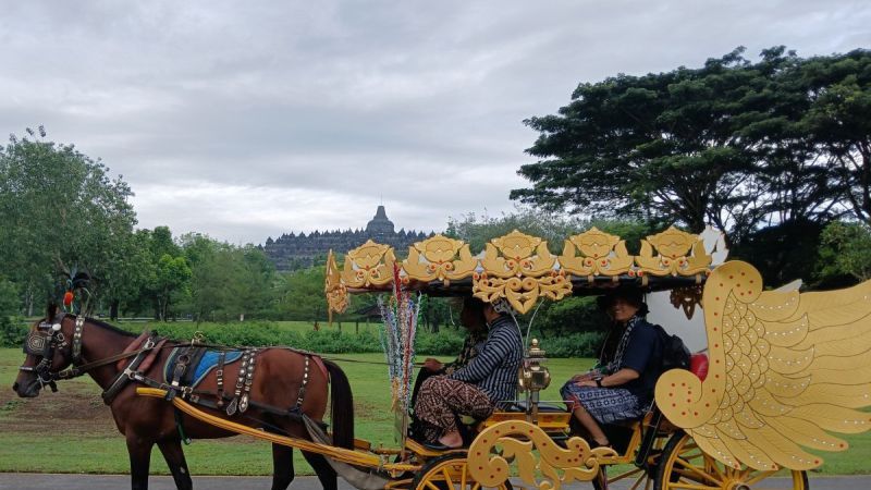 Wisatawan Asal Jepang hingga Cimahi Jadi Pengunjung Pertama Candi Borobudur Tahun 2025, Diarak Naik Andong