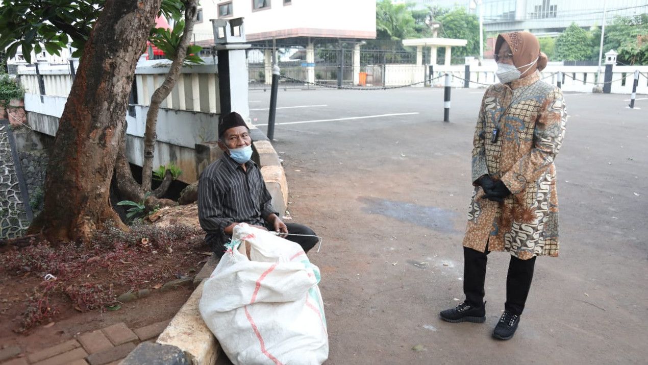 Cerita Risma Titip Uang untuk Gelandangan di Jakarta Saat Masih Jadi Wali Kota Surabaya
