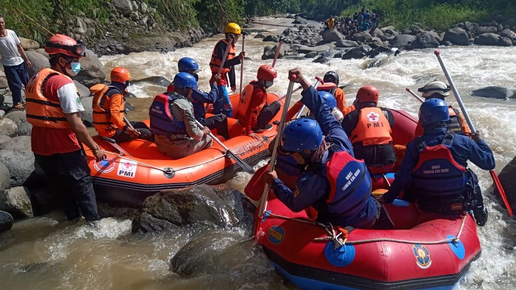 Kisah Pilu 2 Bocah Hanyut di Sungai Ciliwung, 1 Tewas Gegara Acara Perpisahan Sekolah