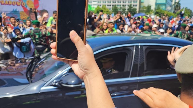 Lambaian Tangan Terakhir Jokowi dari Atas Mobil sebagai Presiden Tadi Pagi