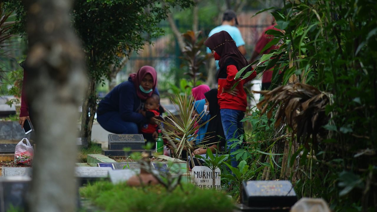 Cerita Penggali Kubur Jenazah COVID-19: Tak Semangat Karena Insentif Belum Cair