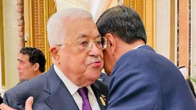 Momen Presiden Jokowi Rangkul Presiden Palestina Mahmoud Abbas di Acara KTT OKI
