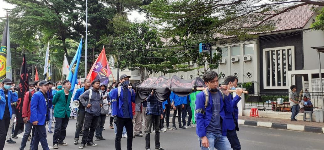 Demo Tolak UU Cipta Kerja, Mahasiswa Bawa 'Keranda' untuk DPR