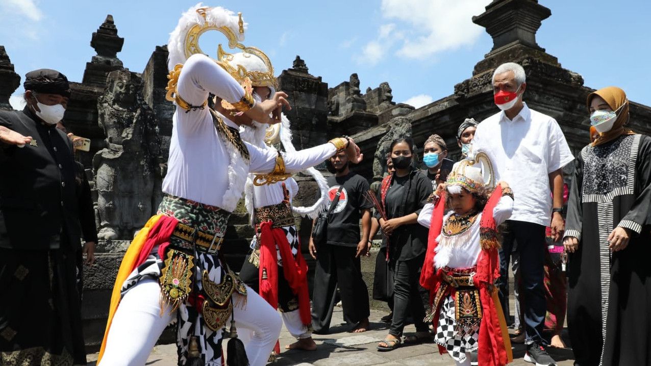 Safari ke Luar Kandang Banteng, Ganjar Didoakan di Puncak Candi Penataran Blitar