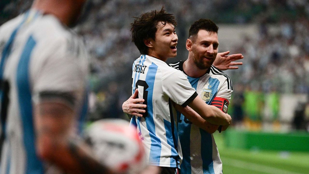 Nekat Peluk Messi, Pemuda China Ditangkap dan Dilarang Masuk Stadion Selama Setahun