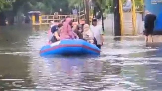Banjir Jakarta Hari Ini, Pekerja Terpaksa Dievakuasi Pakai Perahu Karet