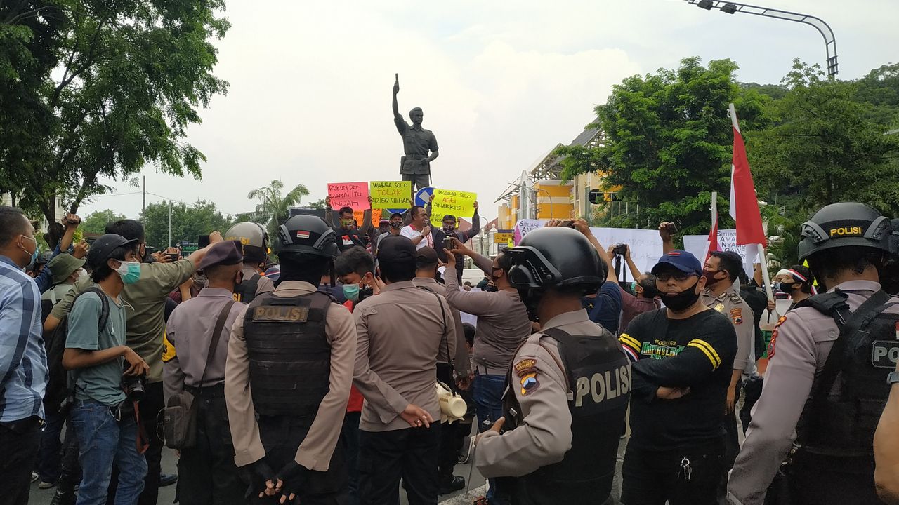 Aksi Massa Tolak Kedatangan Rizieq Shihab ke Kota Solo Dibubarkan Polisi