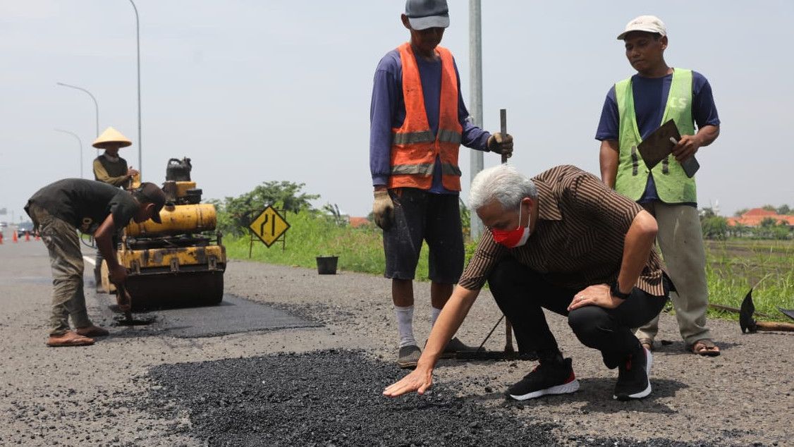 Momen Ganjar Cek Perbaikan Jalan Tol Brexit Temukan Banyak Lubang: Ini Bahaya, Saya Sampai Ngepot