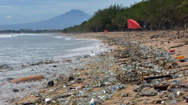 Wow! Hampir 30 Ton Sampah yang Berserakan di Pantai Kuta Dibersihkan Hari Ini