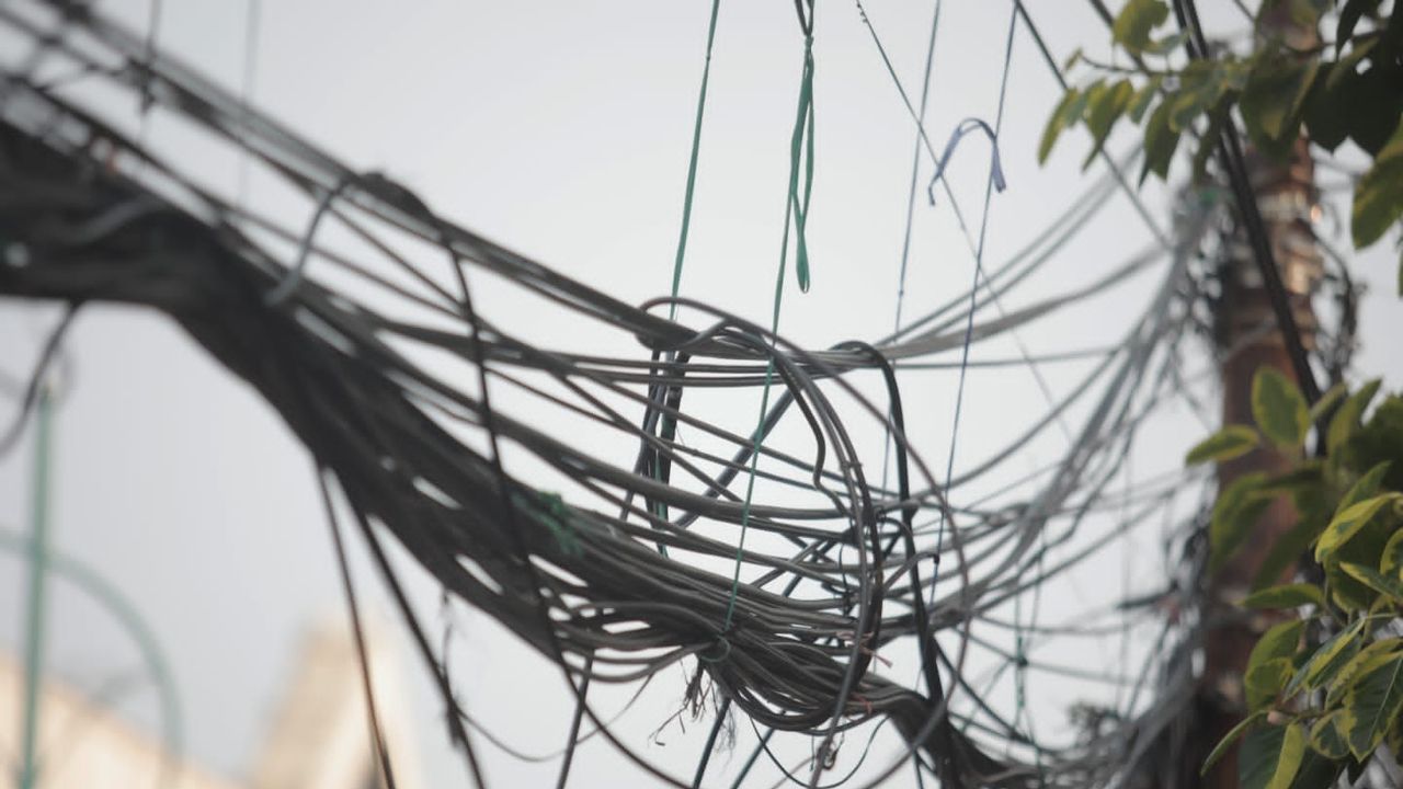 Kabel Wifi Semrawut dan Tiang Roboh di Palembang Bikin Pemkot Pusing, Kasihan