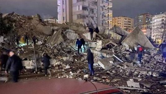 Gempa 7,8 M Guncang Turki, Korban Tewas Capai 15 Orang