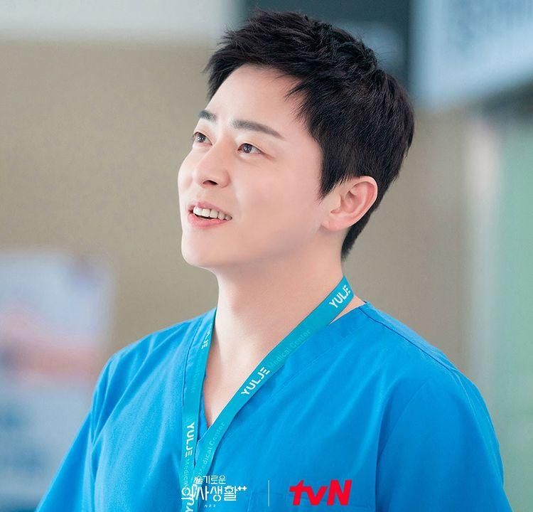 Salam perpisahan pemain Hospital Playlist (Dok: TvN_drama)
