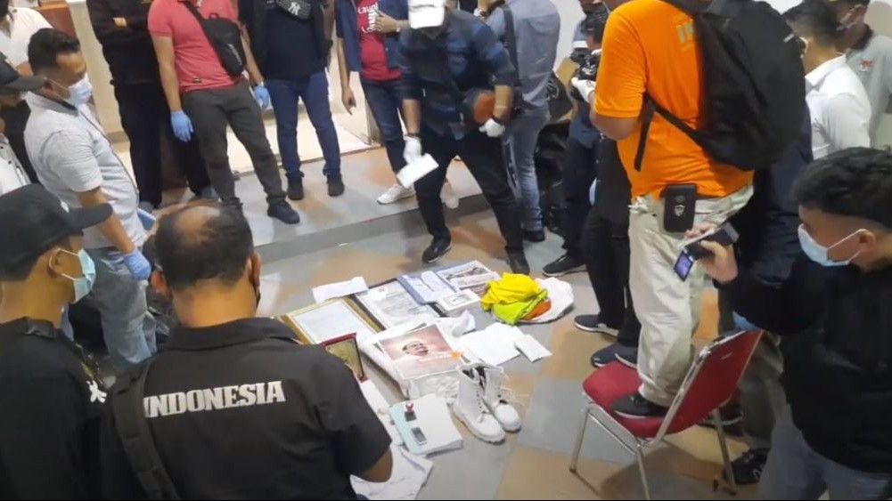 Polisi Temukan Kaleng Berisi Serbuk Putih di Eks Markas FPI, Ferdinand: Mungkinkah Bahan Peledak?