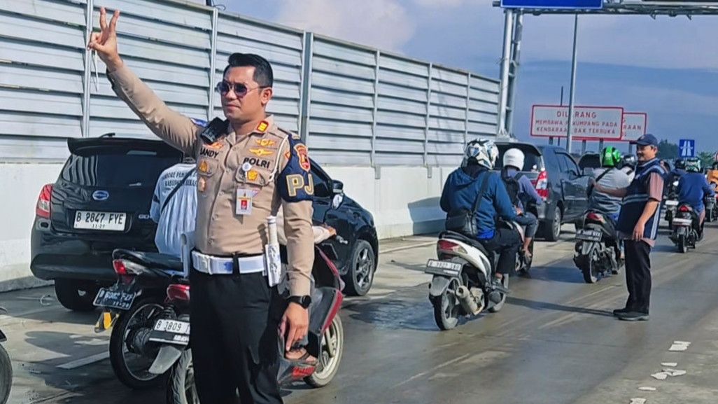 Polisi Beri Akses Ratusan Pemotor yang Terjebak Banjir di Bekasi untuk Melaju di Tol Gabus