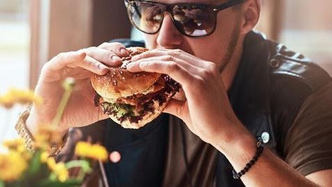 Satu Tewas dan Puluhan Orang Dirawat Akibat Keracunan, Diduga Usai Makan Burger Populer