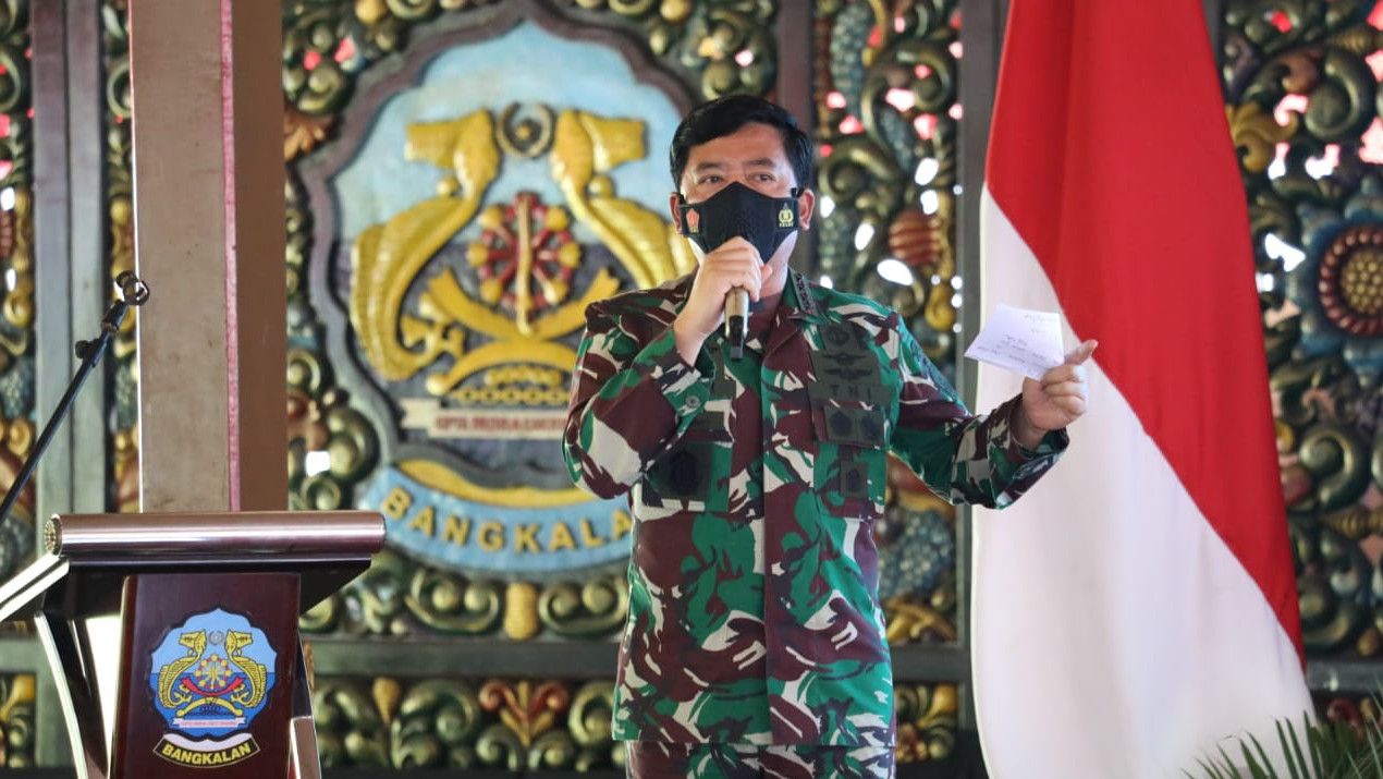 Momen Panglima TNI dan Kapolri Kunjungi Zona Merah COVID-19 di Bangalan Madura