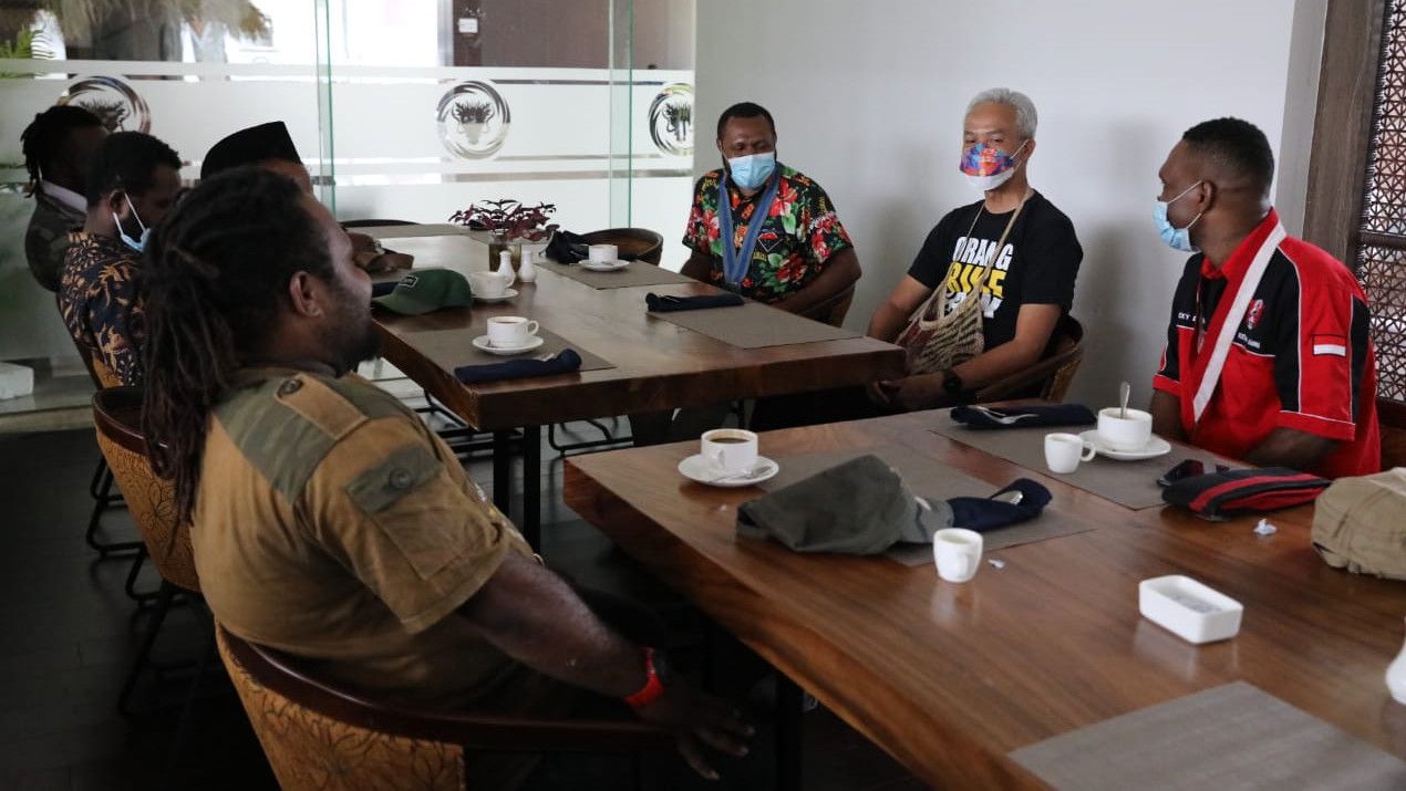 'Digeruduk' Aktivis Mahasiswa Papua, Ganjar Malah Ngajak Ngopi sambil Sharing Ide