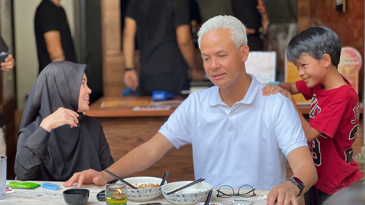 Momen Ganjar Dipijat Gibran Saat Santai Makan: Kamu Lagi Dicari Banyak Orang