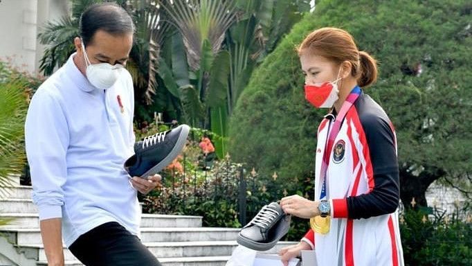 Jokowi Curhat Beli Sepatu dari Brand Milik Greysia Polii, Netizen: Gokil, Diendorse Presiden!
