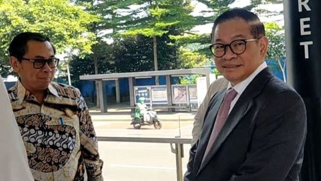 Pakai Jas Naik Angkutan Umum, Pramono: Biar Ditanya Ngapain Pencitraan Pagi-Pagi