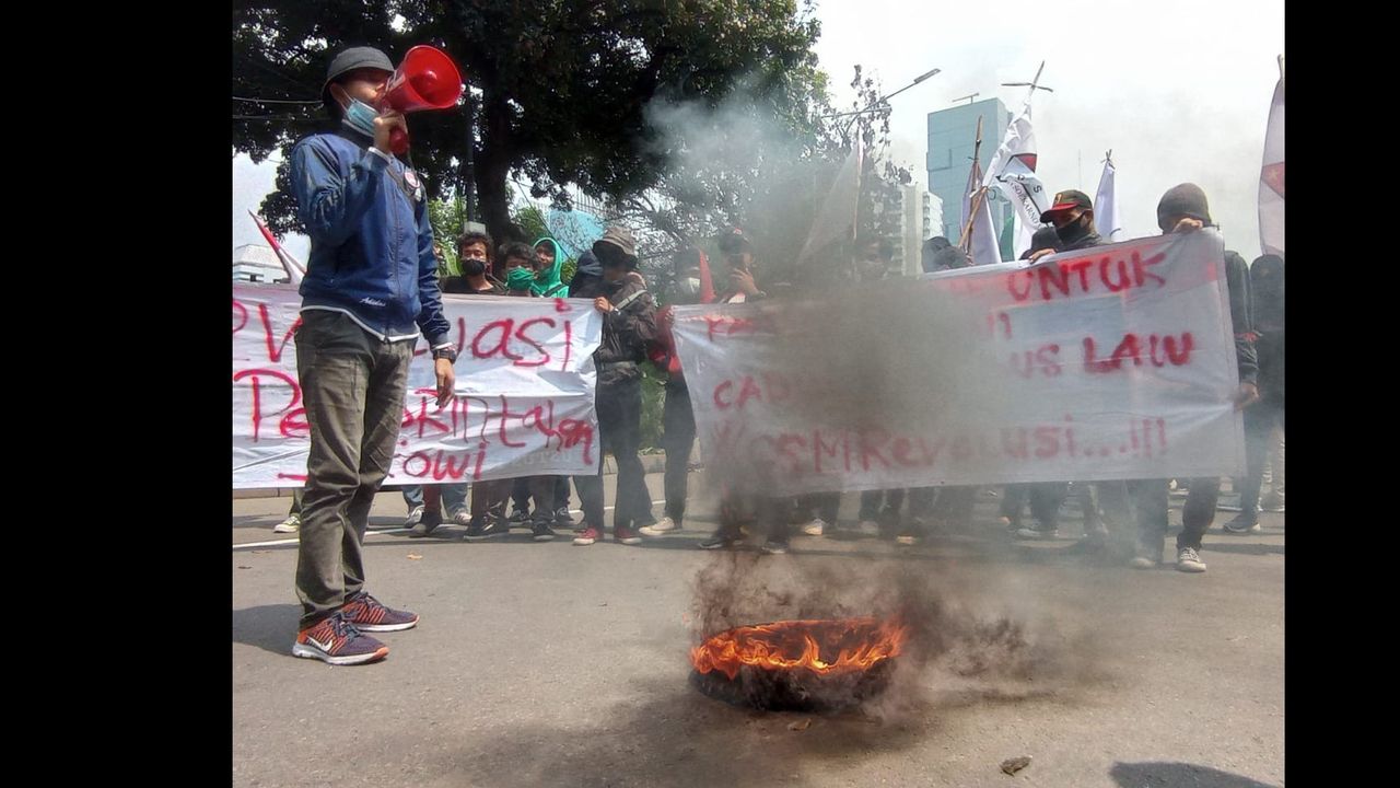 Alasan Kenapa Mahasiswa Harus Bakar Ban Saat Demonstrasi