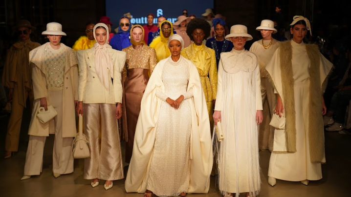 Buttonscarves Gandeng Supermodel Halima Aden di Runway Istanbul Modest Fashion Week 2024