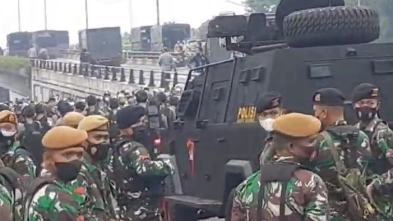 Momen Puluhan Prajurit TNI Dikerahkan Jaga Massa Rizieq Shihab,