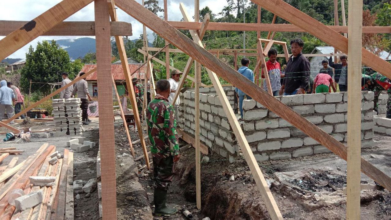 Aksi Prajurit TNI dan Polri Bangun Rumah Warga Korban Teror Ali Kalora