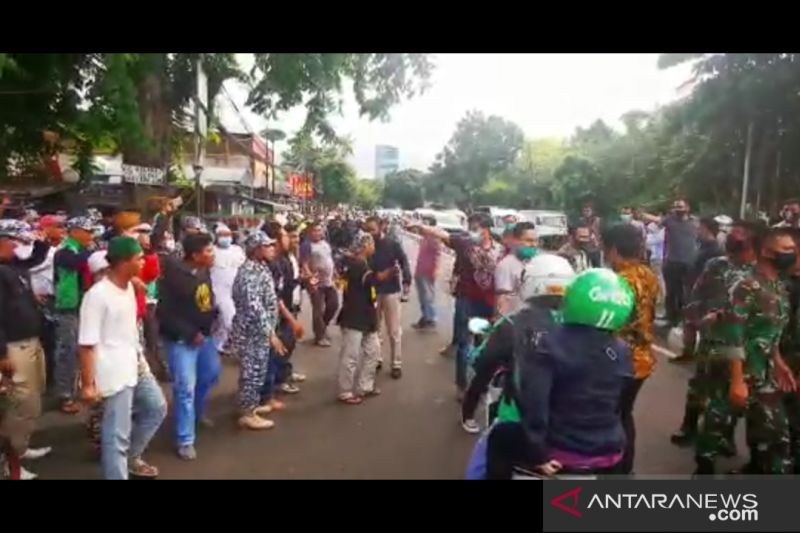 TNI Bersitegang Saat Copot Baliho Rizieq Shihab, Massa FPI: Woi! Mau Ngapain! Itu Milik Rakyat!