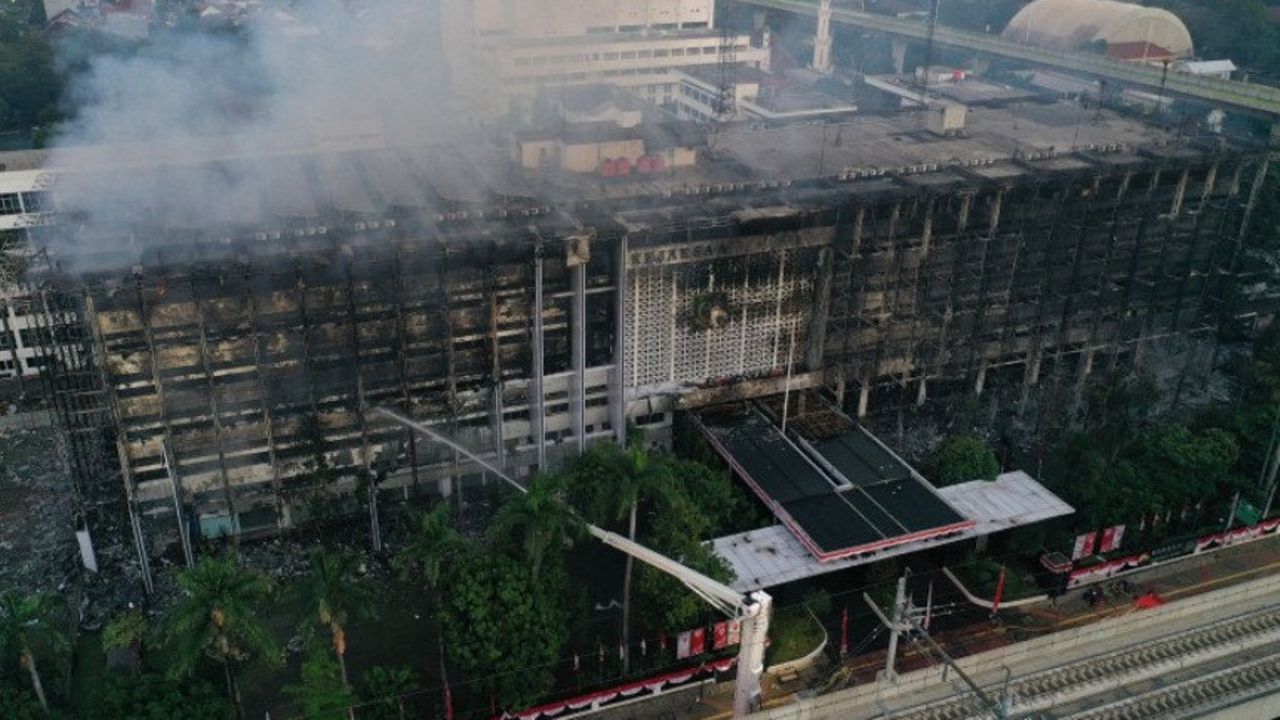 Tim Labfor Polri Periksa Abu Arang dan CCTV Kebakaran Gedung Utama Kejagung