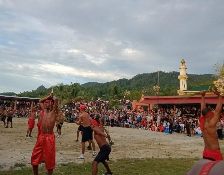 Pukul Sapu (Dok. AMAN/Joanny F. M. Pesulima)