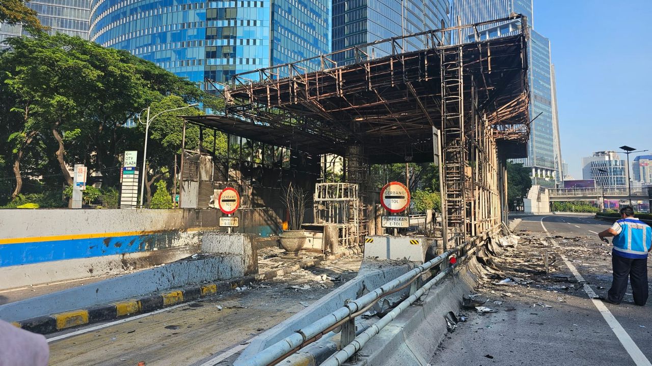 Demonstrasi Ricuh, Massa Bakar 7 Halte dan 7 Gerbang Tol di Jakarta