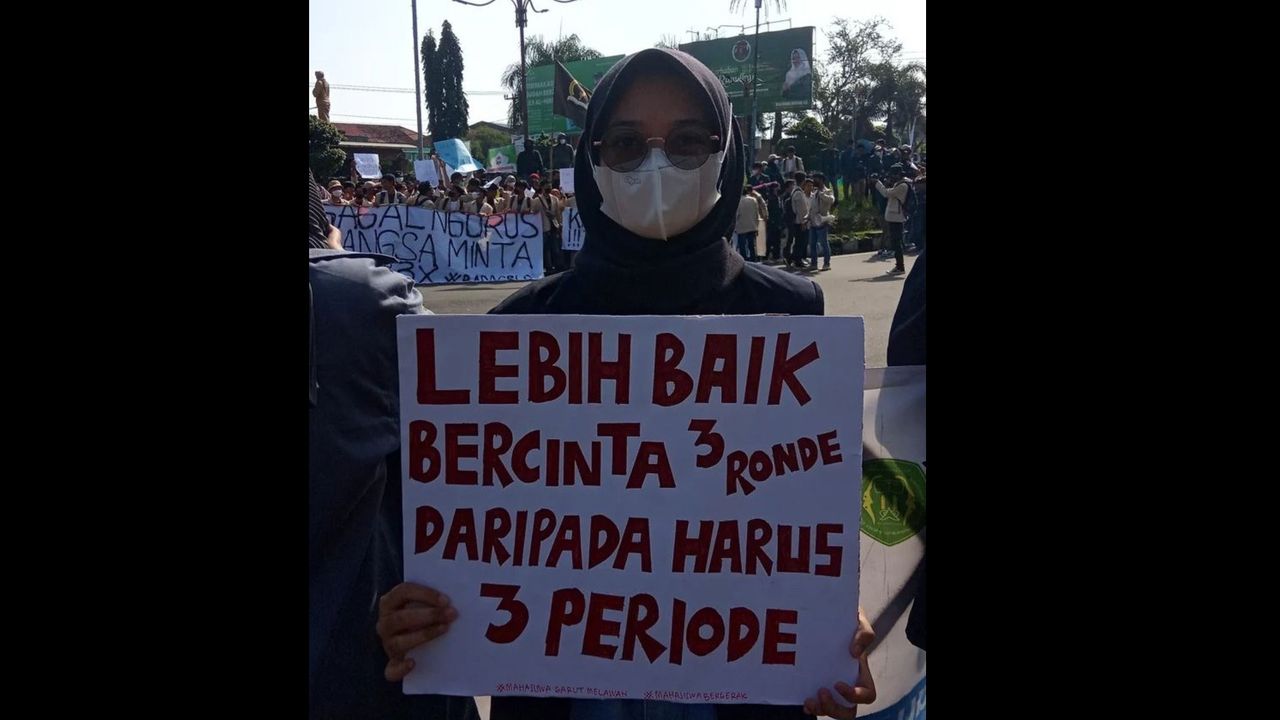 Penampakan Poster Unik yang Dibawa Mahasiswi Saat Aksi Demo 11 April, Dari Soal Bercinta 3 Ronde Hingga Harga MiChat