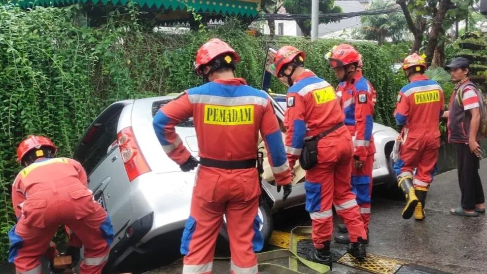Mobil Nyungsep di Selokan karena Banjir Jakarta, Menyedihkan
