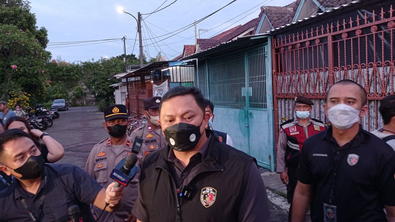 Polisi Temukan Tumpukan Sampah dan Obat-obatan di dalam Rumah Satu Keluarga Tewas di Kalideres Jakbar